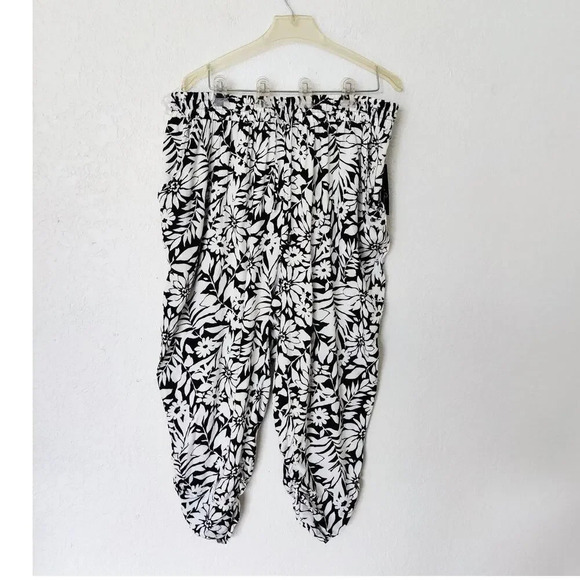 French Laundry Floral Print Joggers Cropped Pants Rayon Black White Size 1X - Picture 1 of 14